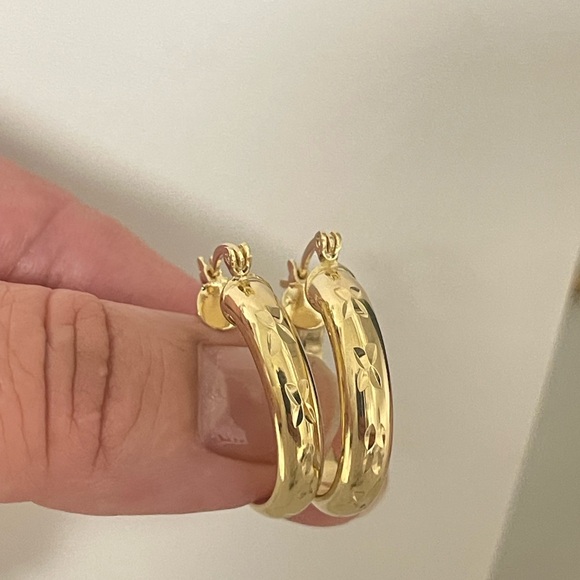 18k Gold Plated Diamond Cut Hoop Earrings - Picture 3 of 8